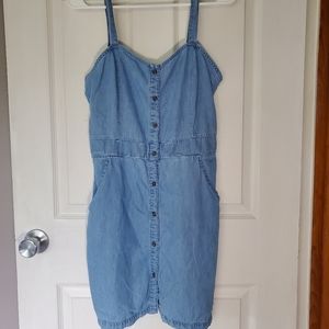 Denim dress with pockets!